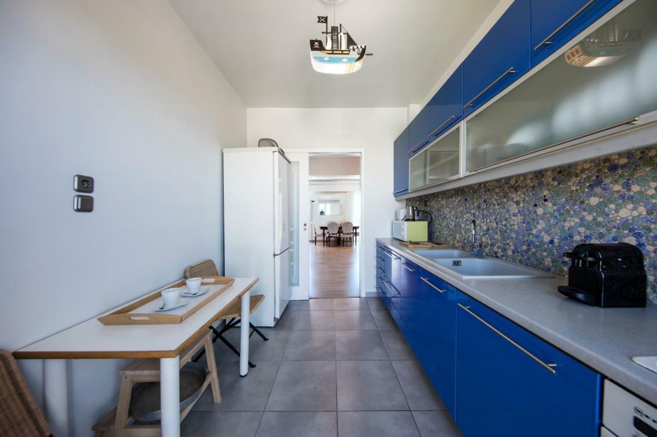 Walking In Alimos Apartment. Atene Esterno foto